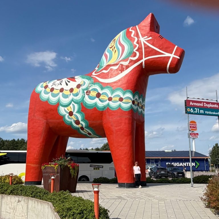 größtes Dalapferd aus Beton in Avesta